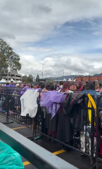 Los asistentes retomaron las filas en El Campín luego de que cesara la lluvia en el sector - crédito redes sociales