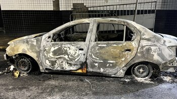 Un vehículo quedó totalmente quemado