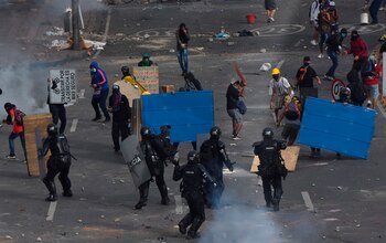 Manifestantes se enfrentan con miembros