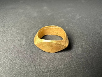 Anillos de oro de unos 2.000 años de antigüedad hallados durante una excavación en un yacimiento arqueológico de Tailandia