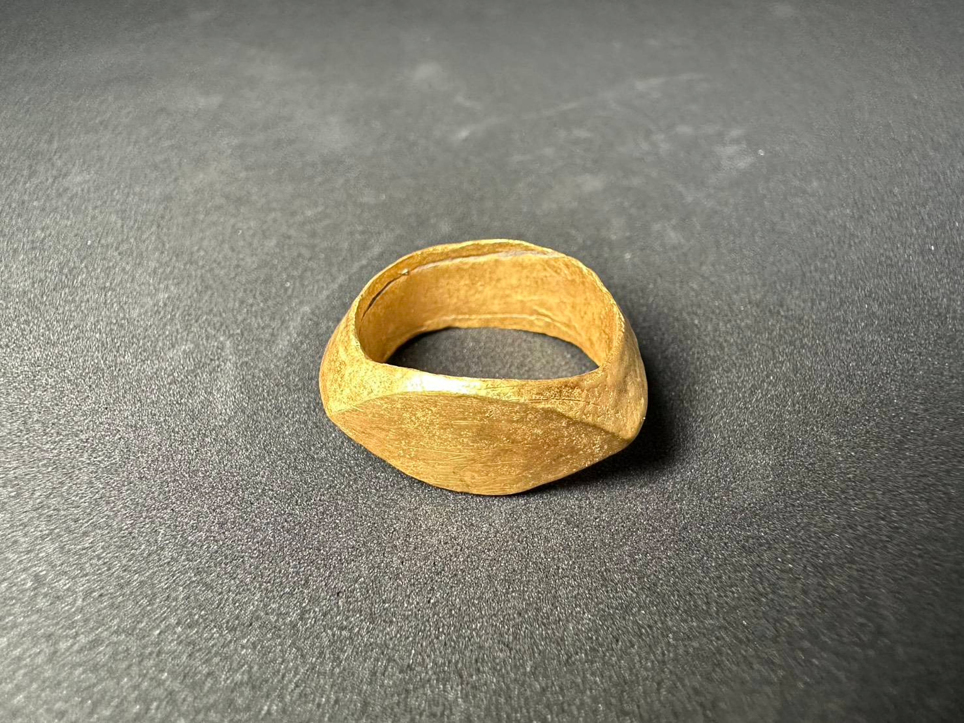El yacimiento arqueológico de Don Yai Thong corresponde a una fase tardía de la Edad del Hierro y sus anillos se datan entre 1.900 y 2.100 años de antigüedad - (The Fine Arts Department via AP)
