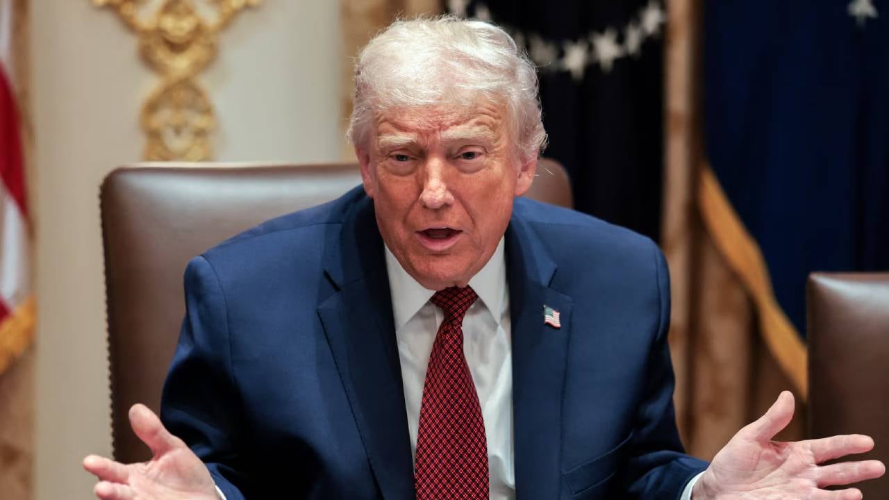 Donald Trump impulsó la orden ejecutiva que puso en duda la ciudadanía automática por nacimiento, tema que ahora enfrenta revisión en la Corte Suprema. (Reuters)