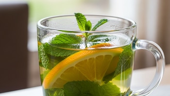 La infusión de té verde con hierbanuena y naranja que resulta una bebida energizante y sin cafeína excesiva