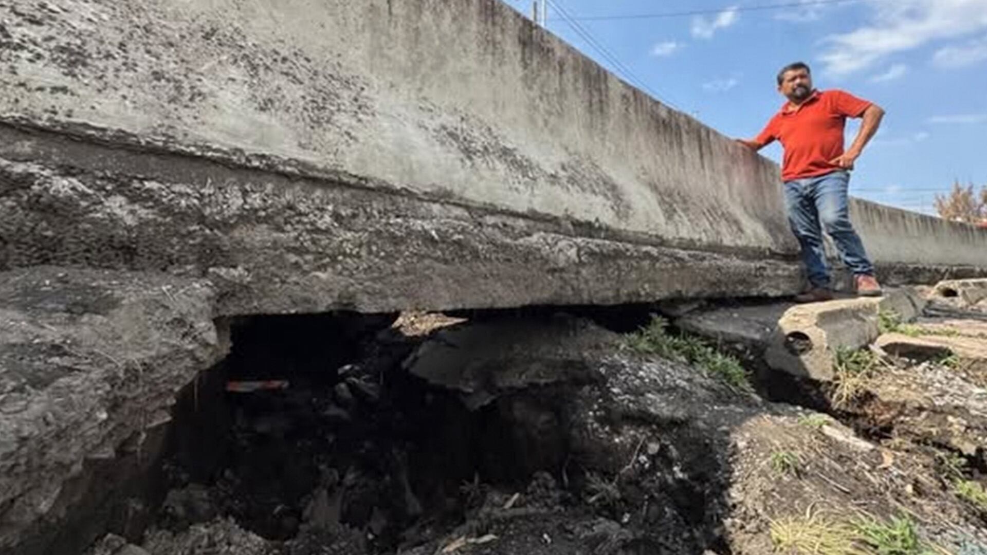 La alcaldesa Aleida Alavez Ruiz y técnicos de Protección Civil y Gestión Integral del Agua evaluaron la gravedad y causas de la abertura en La Concordia. Crédito: X, macenrom