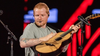 Durante su show en Lima, Ed Sheeran alternó momentos de pirotecnia y despliegue visual con interpretaciones acústicas que emocionaron a una audiencia de todas las edades.