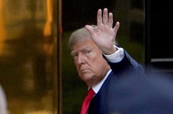 El ex presidente de Estados Unidos, Donald Trump, llega a la Torre Trump, luego de su acusación por parte de un gran jurado de Manhattan luego de una investigación sobre el dinero pagado para silenciar a la estrella porno Stormy Daniels, en la ciudad de Nueva York, Estados Unidos, el 3 de abril de 2023. REUTERS/David Dee Delgado /Foto de archivo