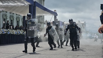 A Guatemala comemorou o 29º aniversário da Polícia Nacional com um desfile institucional liderado por Bernardo Arévalo no centro histórico.