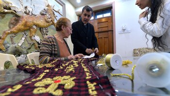 El sacerdote Ammar Yaqo observa