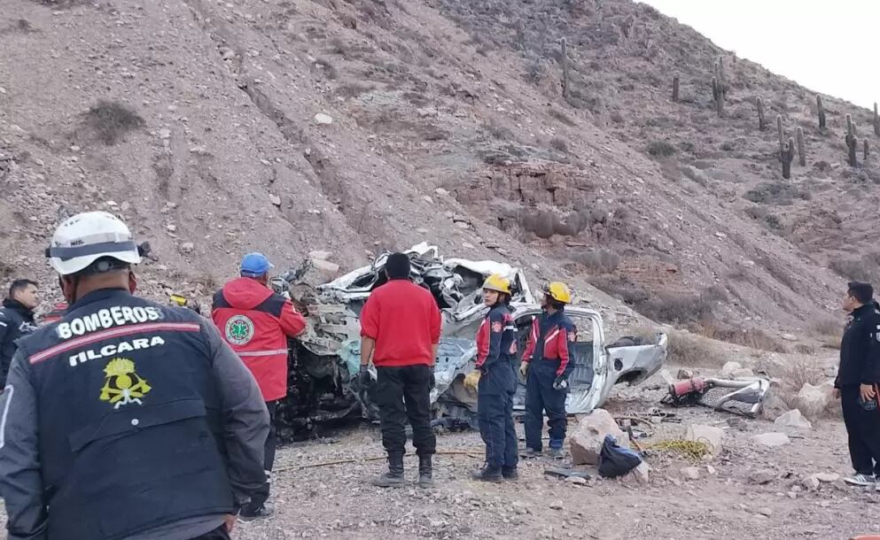 Una camioneta desbarrancó en el kilómetro 20 de la Ruta Nacional 52 en Jujuy, con un saldo de un fallecido y dos heridos