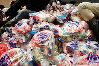 La entrega de alimentos en Santiago se realizó casa por casa con kits de raciones alimenticias crudas y productos básicos para los hogares beneficiarios. (Foto cortesía Presidencia de República Dominicana)