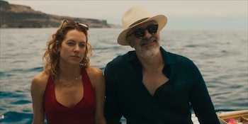 Maggie Civantos y Roberto Álamo en 'Días de agosto'.