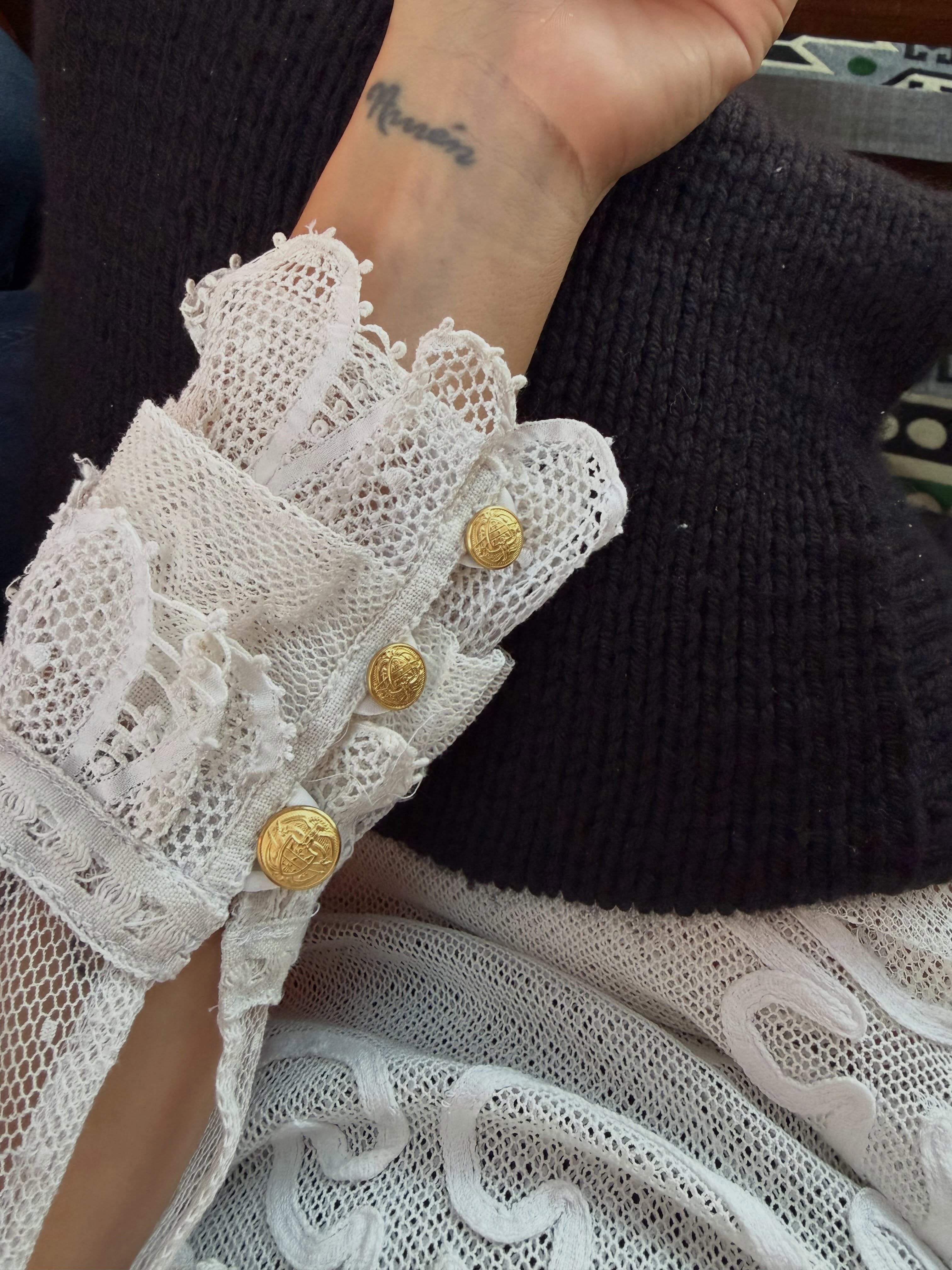 La actriz explicó en Instagram que el vestido blanco fue realizado con puntillas antiguas y sumó un detalle artesanal a su look