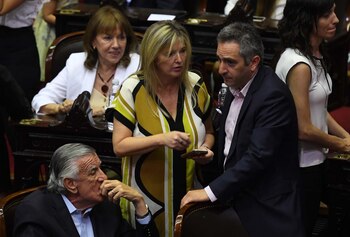 Larroque ocupa una banca en