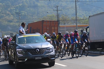 La Vuelta Bantrab 2026 inicia en Guatemala bajo el impacto de un accidente que obliga a nueve ciclistas a abandonar la competencia. (Foto de cortesía)