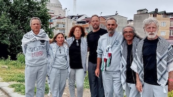 Los siete gallegos de la flotilla a Gaza interceptada por Israel llegarán esta noche a Santiago