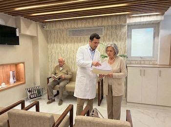 Cómo el envejecimiento poblacional desafía la atención integral y personalizada de las personas mayores