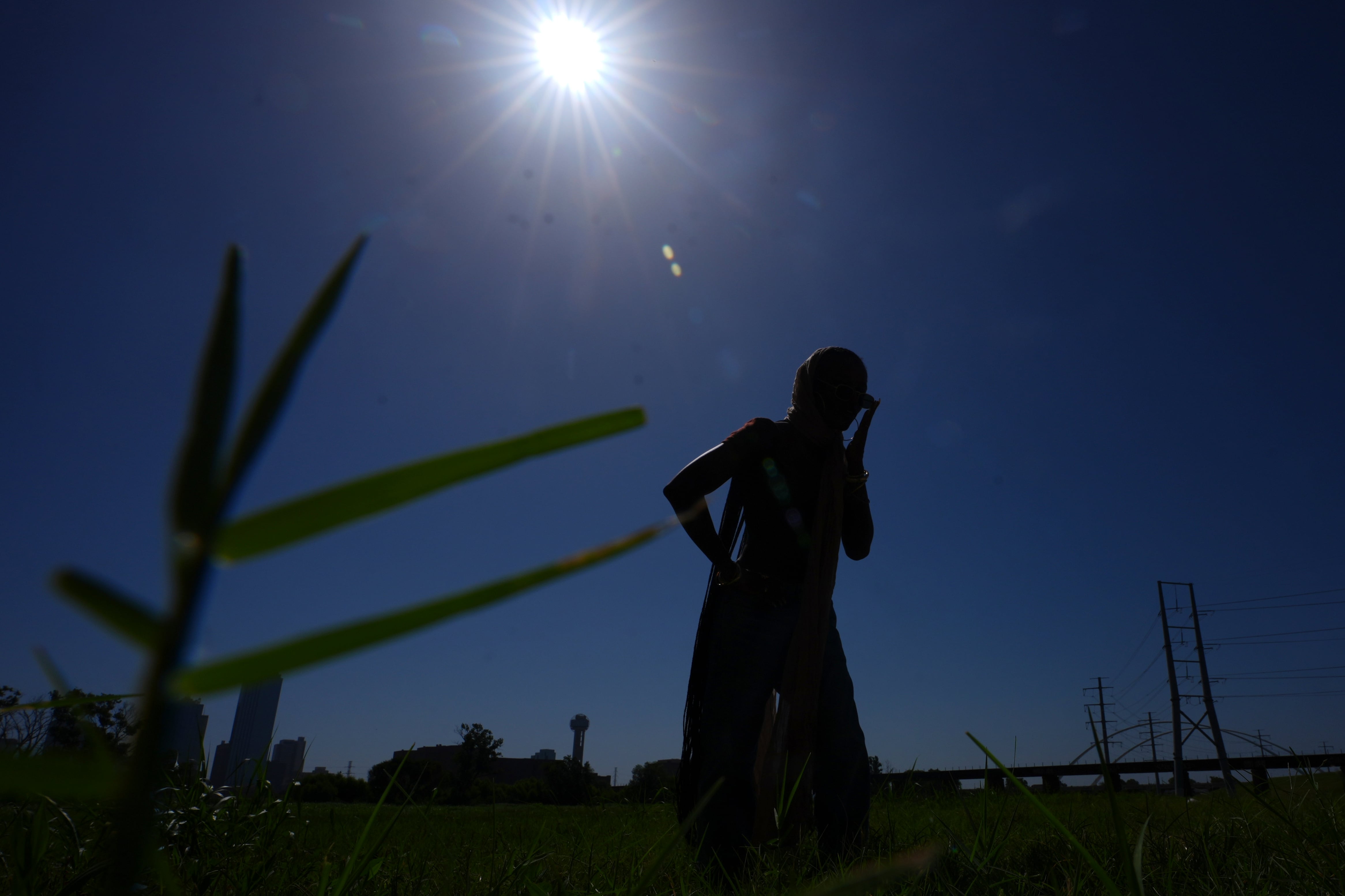 La humedad elevó la sensación térmica en Texas hasta 44 °C y las noches cálidas en Dallas-Fort Worth redujeron el alivio térmico. (AP Foto/LM Otero)
