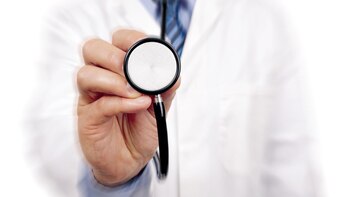 Los dos médicos estafaron a