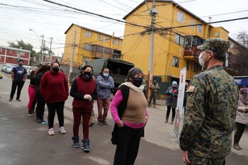 Personas hacen fila esperando alimentos