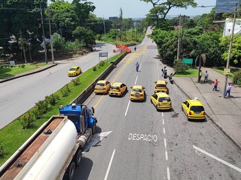 Grupo de taxistas que se