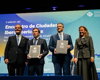Jorge Macri y José Luis Martínez-Almeida le presentaron al rey Felipe VI la Declaración Iberoamericana de Alcaldes y Alcaldesas en el Palacio de la Zarzuela