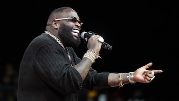 El rapero Rick Ross fue arrestado en Miami Beach tras acusaciones de golpear y estrangular a su pareja