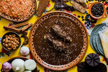 Algunas recetas tradicionales agregan piloncillo, y cada familia puede tener una versión diferente. (Foto: Gobierno de México)