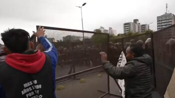 Autos destrozados, fuego y lluvia