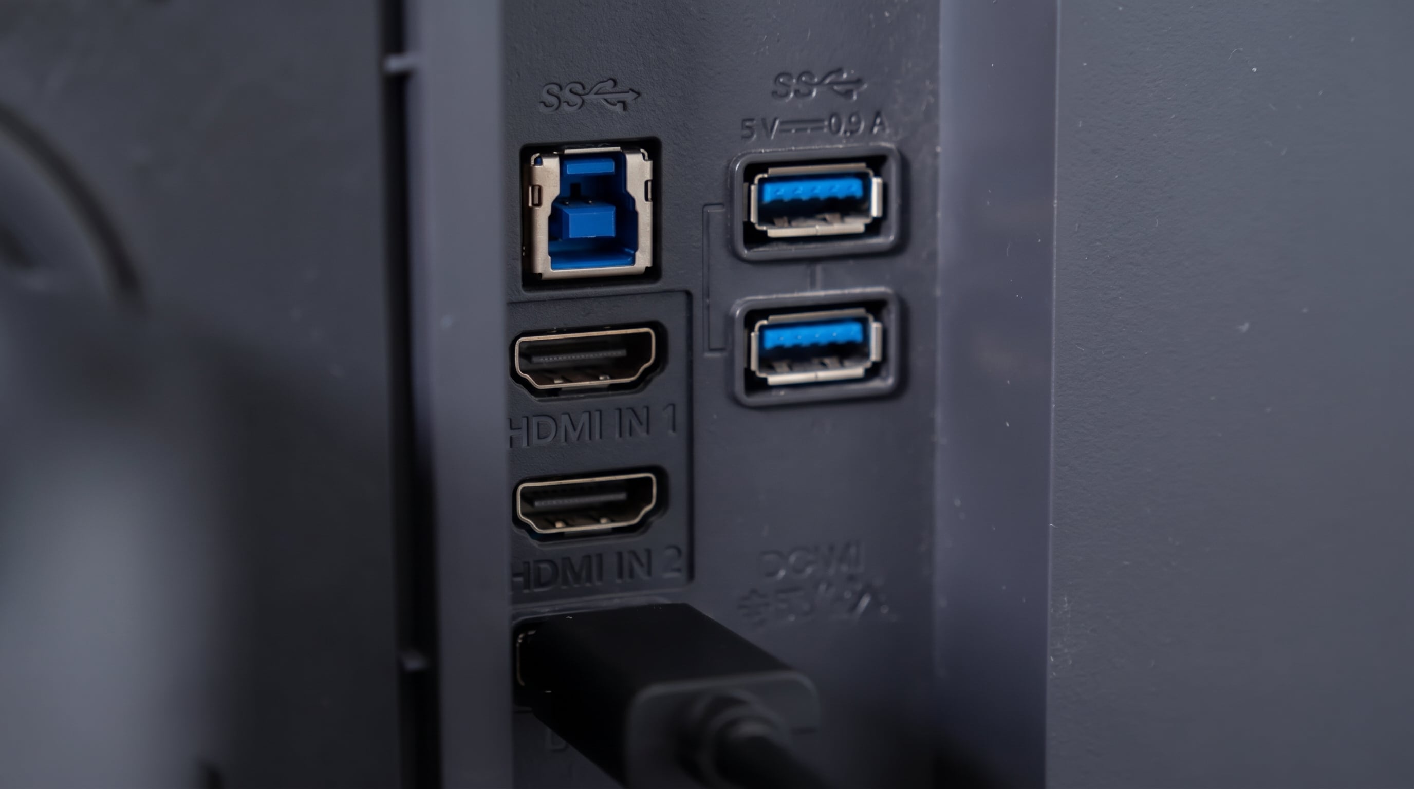 El puerto de entrada conecta el concentrador del monitor con la computadora, mientras que los puertos de salida reciben los periféricos. (Imagen Ilustrativa Infobae)