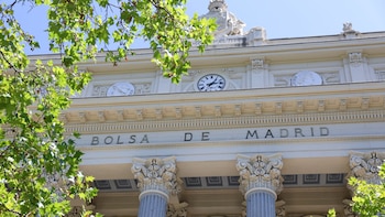 El Ibex 35 sube un 0,3% en la apertura y supera los 18.300 puntos, con el Brent en 95 dólares