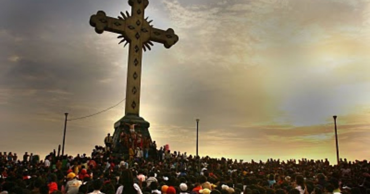 Cruz iluminada del Cerro de San Cristóbal