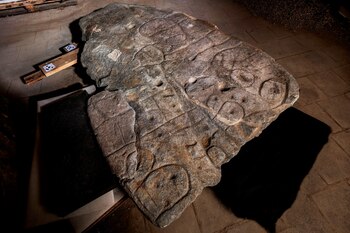 Una losa ornamentada, encontrada en