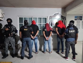 Tres hombres fueron aprehendidos en un apartamento de Obarrio durante una diligencia relacionada con drogas y pandillerismo. Cortesía del MP
