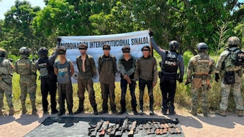 Detuvieron a ocho sicarios en Sinaloa con explosivos, armas, drogas y autos