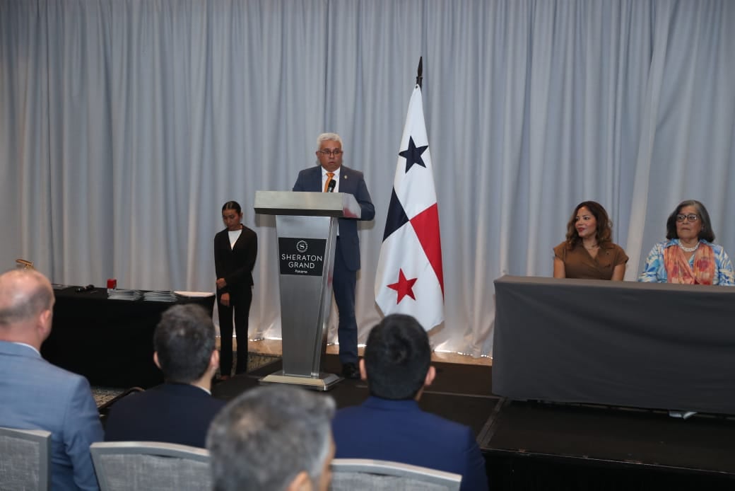 Franklin De Gracia, director del ICASE, señaló que los pilotos panameños cuentan con una sólida preparación técnica, pero necesitaban fortalecer las herramientas para transmitir sus conocimientos. Cortesía
