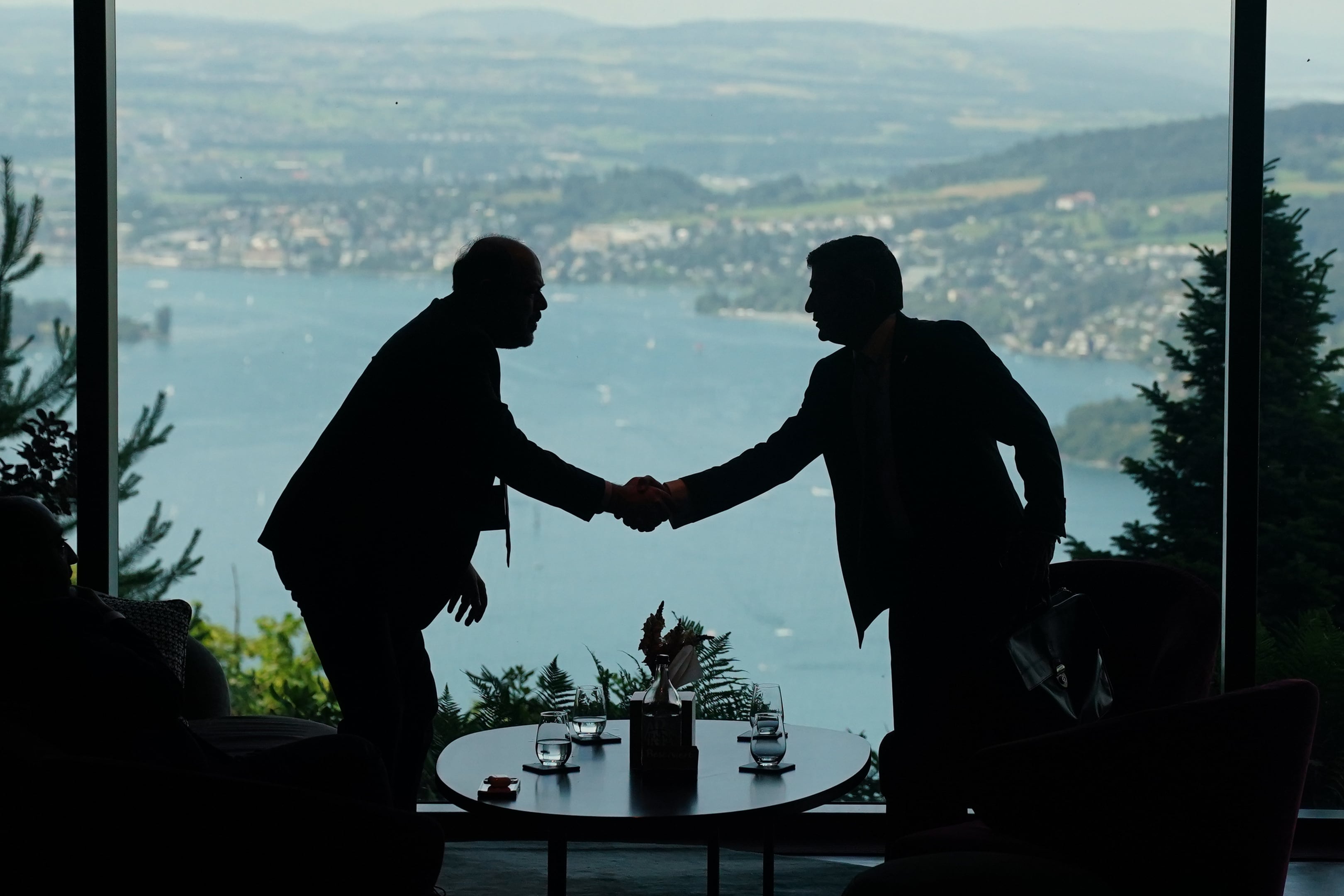 Delegados se saludan en el recibidor en el primer día de un encuentro a cuatro bandas entre Estados Unidos, Irán, Pakistán y Qatar, en el Buergenstock Resort Lake Lucerne, cerca de Stansstad, Suiza, el 21 de junio de 2026
(Nathan Howard/Pool Foto vía AP)