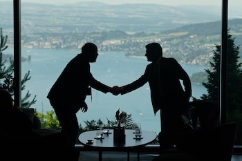 Delegados se saludan en el recibidor en el primer día de un encuentro a cuatro bandas entre Estados Unidos, Irán, Pakistán y Qatar, en el Buergenstock Resort Lake Lucerne, cerca de Stansstad, Suiza, el 21 de junio de 2026
(Nathan Howard/Pool Foto vía AP)
