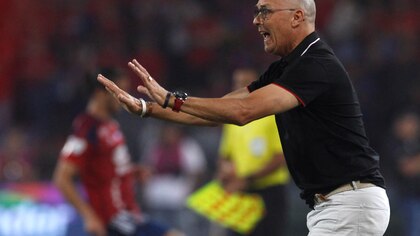 El enfado del DT de Independiente Medellín con la hinchada tras clasificar a los octavos de final de la Copa Sudamericana