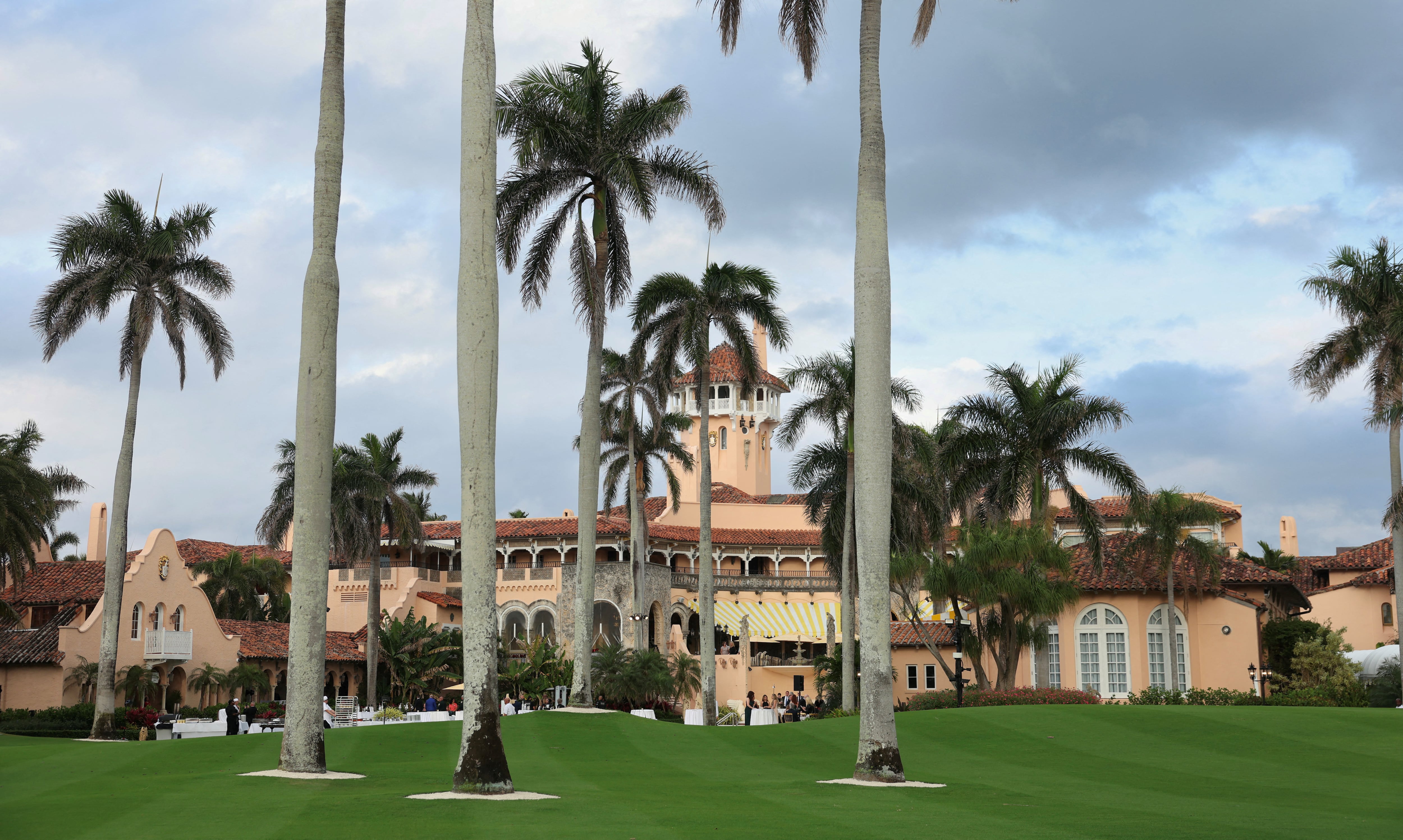 Huéspedes en la terraza de Mar-a-Lago, el complejo de Trump en Palm Beach, Florida, donde un hombre armado fue abatido el domingo al intentar ingresar al perímetro de seguridad. (REUTERS/Kevin Lamarque, archivo)
