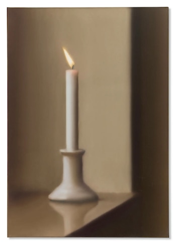 Pintura realista de una vela blanca encendida en un candelabro blanco sobre una superficie reflectante con un fondo marrón claro y una sombra oscura a la derecha