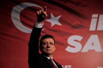 El alcalde de Estambul, Ekrem Imamoglu, saluda a sus seguidores durante un mitin para oponerse a su condena e inhabilitación política en Estambul, Turquía, 15 de diciembre de 2022. REUTERS/Dilara Senkaya/Archivo