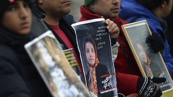 El régimen iraní arrestó a una abogada por no usar el velo en el funeral de la joven que murió golpeada por la misma razón