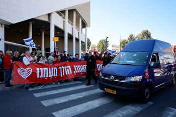 Personas se reúnen afuera del
