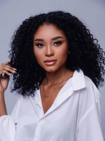 La experiencia personal de Alejandra Ortiz, hija de madre salvadoreña y padre colombiano, impulsa su trabajo por la representación y la igualdad de oportunidades. (Foto cortesía Alejandra Ortiz)