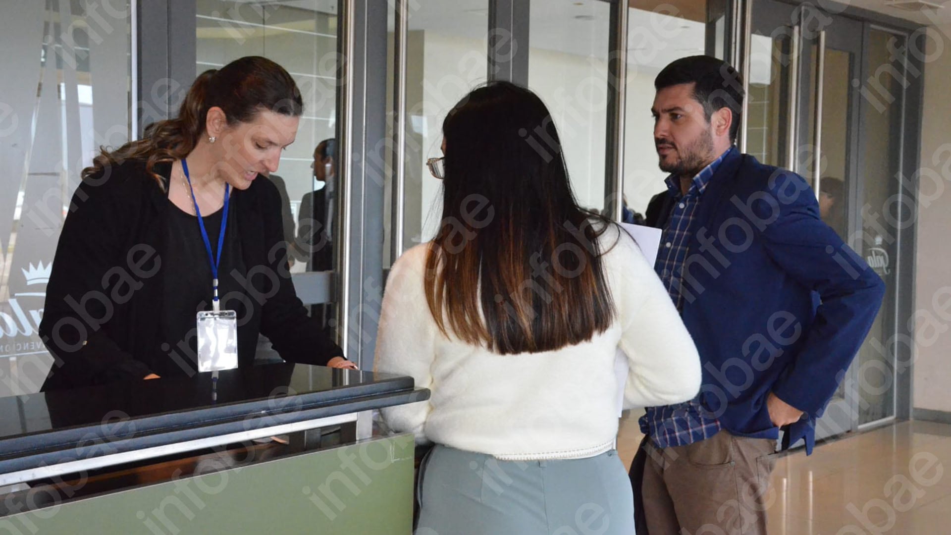Nicolás Boniardi la mañana de este miércoles, acreditando su ingreso, antes de ingresar a la sala de audiencias (Foto/Edgardo Aguirre)