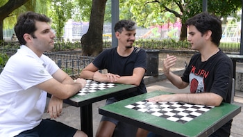 Dentro del taller que coordinan,