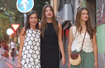 La reina Letizia, la princesa Leonor y la infanta Sofía llegan al cine Rivoli para ver 'En un lugar de la mente', protagonizada por José Corbacho y Catalina Solivellas, en Palma de Mallorca (Islas Baleares, España) (Raúl Terrel / Europa Press)