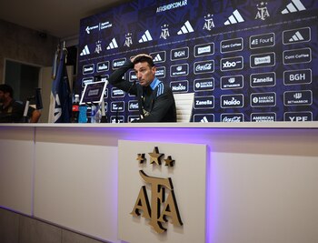 Lionel Scaloni dirige a la