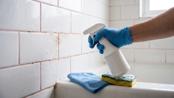 Cómo quitar las manchas rosas de la ducha y evitar que reaparezcan