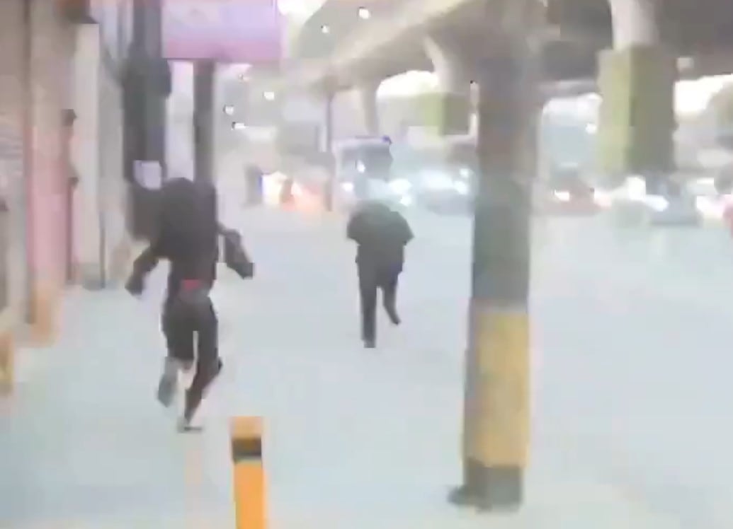 La persecución se realizó en una vía rápida, poniendo en peligro la vida del oficial y de la reportera. (Captura de video FIA)